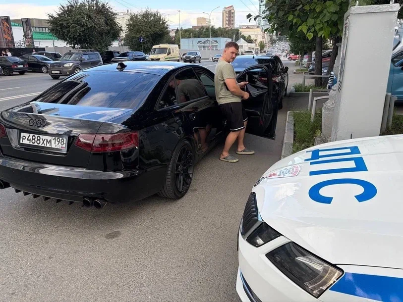 Профилактический рейд по выявлению нарушений требований технического регламента к светопропусканию стекол. Фото: УМВД России  по Екатеринбургу