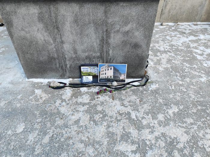 Гранитное «надгробие» на Набережной в Екатеринбурге кто-то превратил в кенотаф