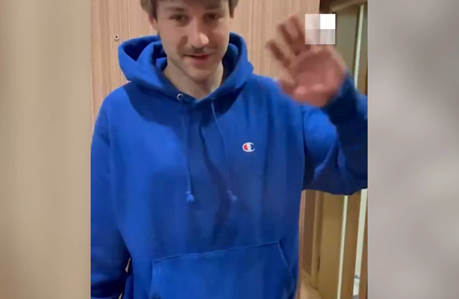 Марат Садеков приветствует автора видео, фиксирующего следы погрома в квартире. Фото: скрин видео от портала НГС 
