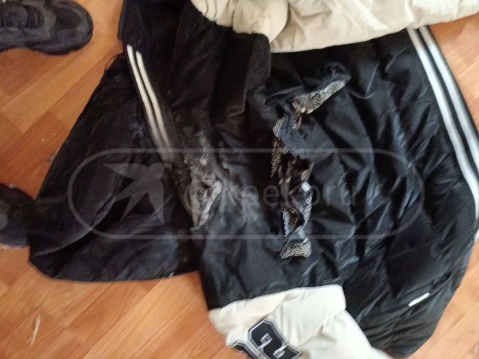 Выстрелы из ракетницы прожгли пуховик мужчины. Фото: читатель «КП»/URAL.KP.RU