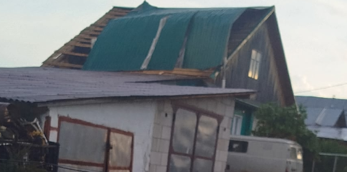 Один из поврежденных смерчем домов. Фото: сообщество  «Подслушано Суксун» во «ВКонтакте»