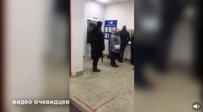 Врач-психиатр спас людей в отделении почты в Красноярске от мужчины с автоматом