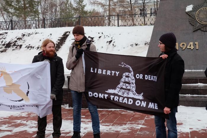 Свобода или смерть. Не дави на меня. Лозунг Либертарианской партии. Фото: Facebook Владислав Постников