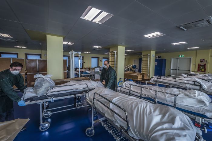 Спортивный зал больницы Понте-Сан-Пьетро в провинции Бергамо используется как морг. В Понте-Сан-Пьетро зарегистрировано наибольшее число случаев заражения коронавирусом COVID19. 18 марта 2020 года. Фото: Global Look Press 