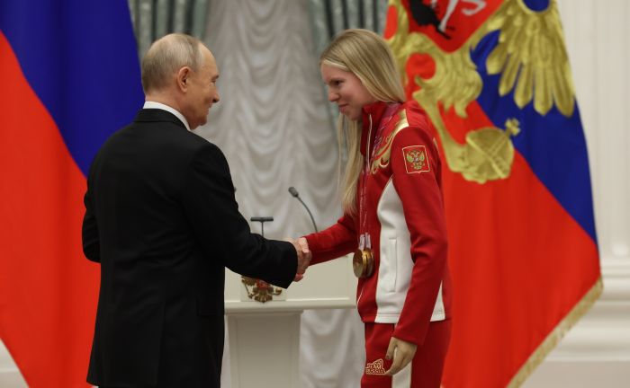 Двукратная паралимпийская чемпионка, серебряный и бронзовый призёр Паралимпийских игр по горнолыжному спорту Варвара Ворончихина награждена Орденом Дружбы. Фото: kremlin.ru