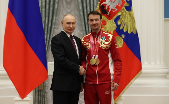 Паралимпийский чемпион и двукратный бронзовый призёр Паралимпийских игр по горнолыжному спорту Алексей Бугаев награждён Орденом Дружбы. Фото: kremlin.ru