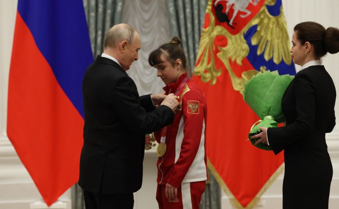 Трёхкратная паралимпийская чемпионка по лыжным гонкам Анастасия Багиян награждена Орденом Дружбы. Фото: kremlin.ru