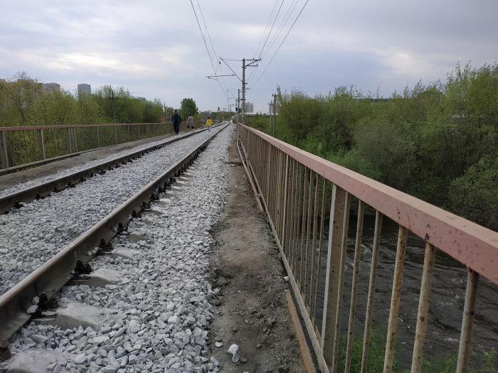 Железнодорожный мост через Исеть, которым уже не один десяток лет пользуются и жители Уктуса. Фото: Uralweb.ru 
