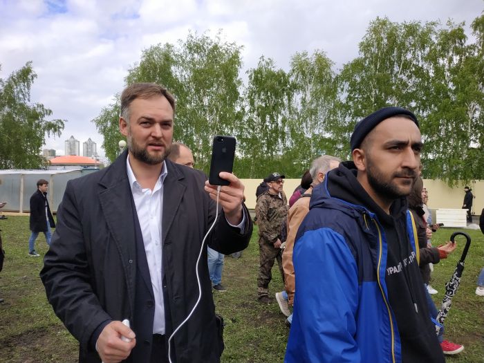 Иван Волков с помощником в сквере у драматеатра, май 2019 года. Фото: Uralweb 