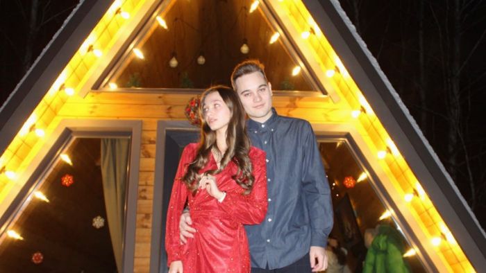 Журналист из Екатеринбурга Кирилл Бажанов сделал предложение своей девушке Ольге во время Прямой линии с Владимиром Путиным и пригласил президента на свадьбу. Фото: Telegram-канал SHOT   