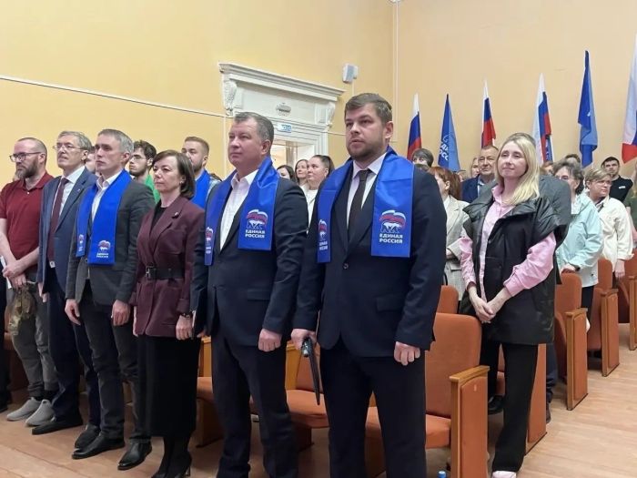 Василий Сизиков (второй справа). Рядом - его заместитель по социальным вопросам Александр Вовяков, впоследствии возглавивший администрацию Серова. Фото: архивное/паблик «Это Серов, детка» в Telegram 