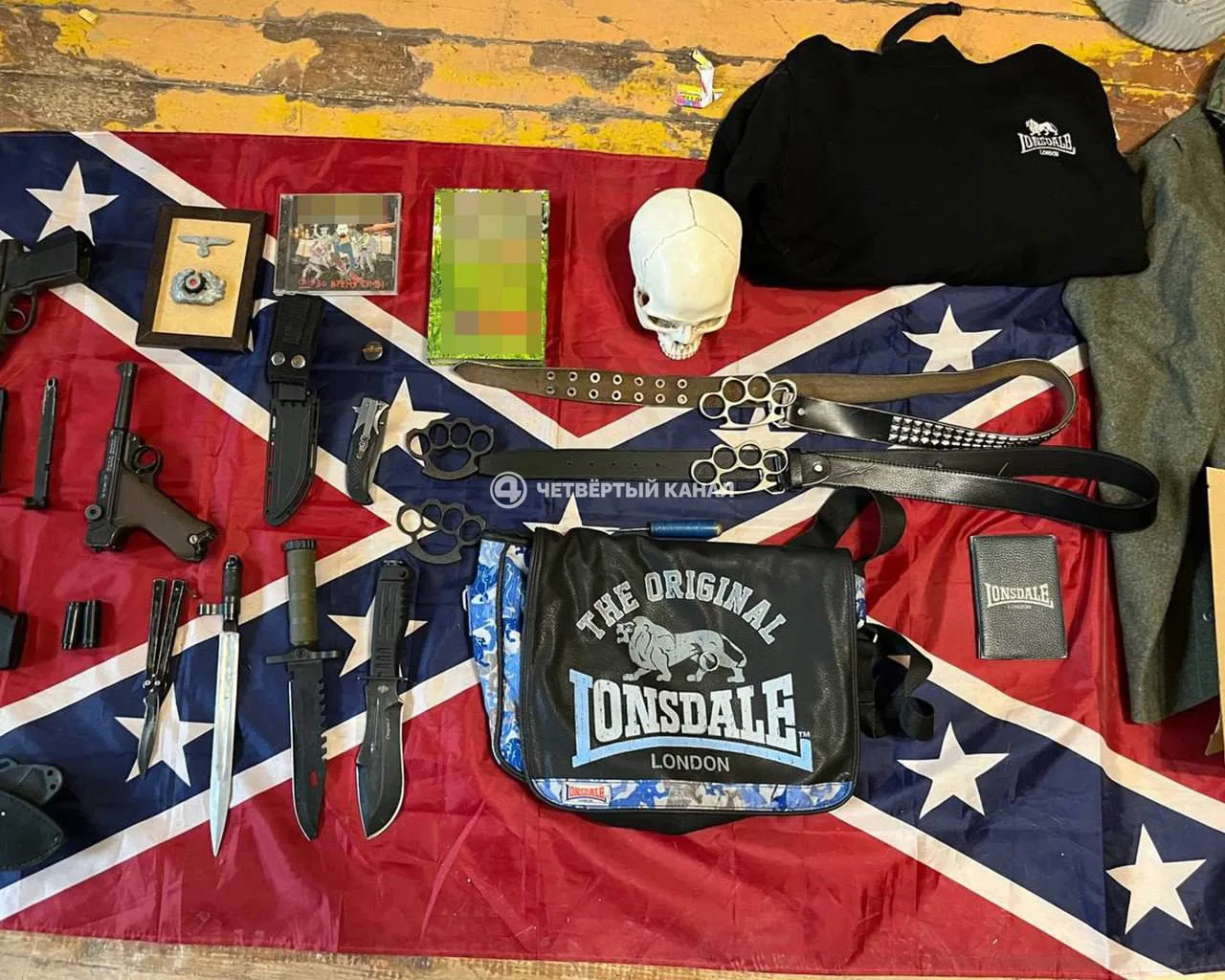 Бренд из Великобритании Lonsdale, выступает против расизма, но скинхеды и правые радикалы благоволят ему из-за того, что буквы NSDA напоминают им аббревиатуру нацисткой партии Третьего рейха (НСДАП). Флаг конфедератов в самих США трактуется как символ идеологии супремасизма, расизма и рабовладения. Фото: 4 канал в МАХ