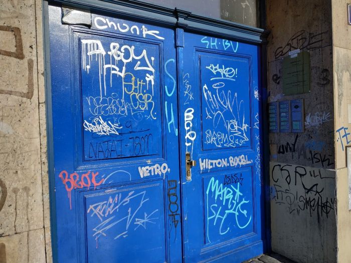Граффити - проблема всех европейских крупных городов. Расписанный подъезд дома в Праге. Фото: Uralweb 