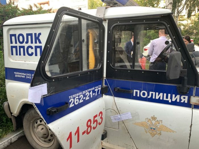 Следователи проводят осмотр автомобиля. Следственный комитет по Свердловской области