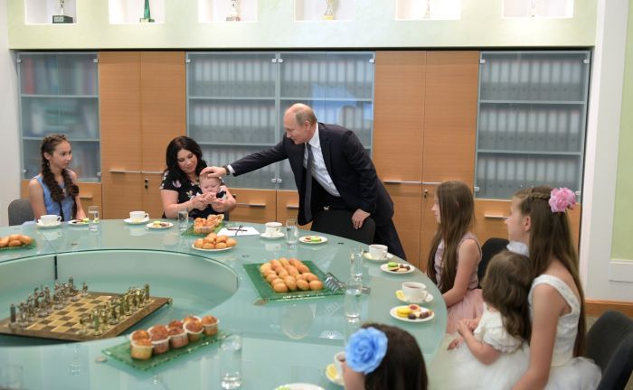Путин своим указом закрепил число детей, необходимое для признания семьи многодетной