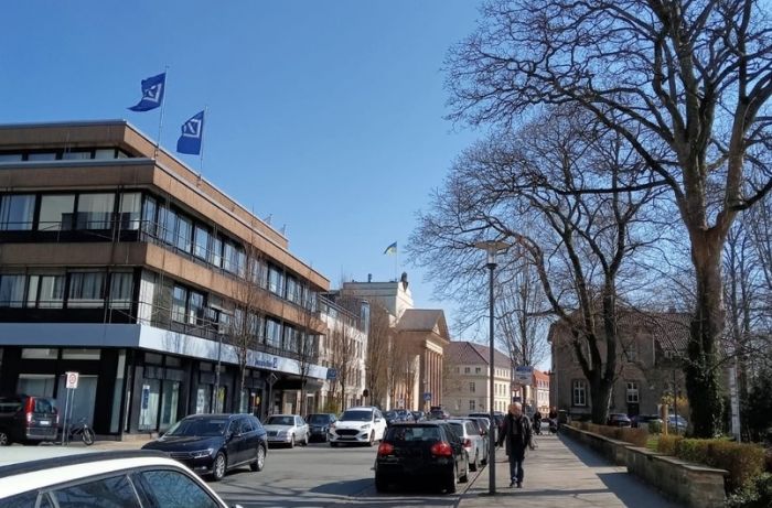 Украинский флаг над зданием немецкого городского театра