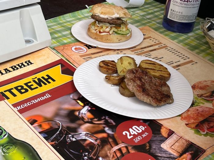 Цена на глинтвейн вполне вегетарианская - 240 рублей за 500 мл. Но, кажется, он безалкогольный (вероятно, ради безопасности посетителей). Фото: Юлия Аверина/Uralweb.ru