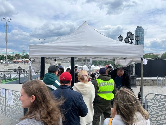 Безопасность гастрономического мероприятия обеспечивает охрана. Фото: Юлия Аверина/Uralweb.ru