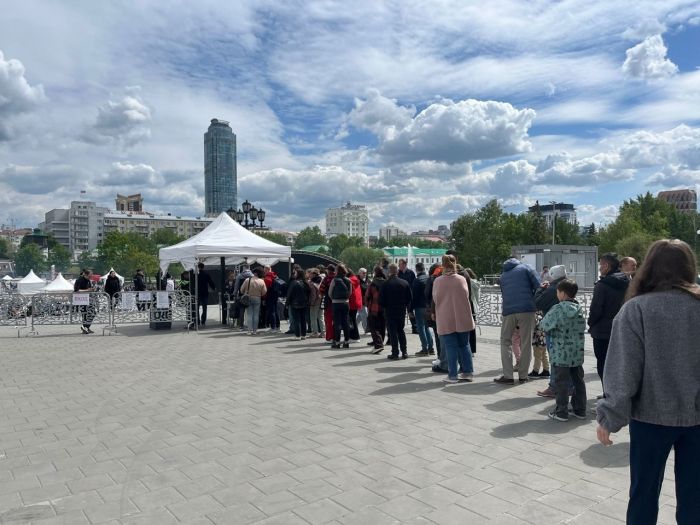 Горожане с самого утра стоят в очереди, чтобы пройти в зону фестиваля. Фото: Юлия Аверина/Uralweb.ru 