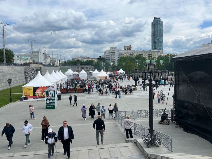  Лагерь BBQ разбил в Историческом сквере свои шатры на все выходные. Фото: Юлия Аверина/Uralweb.ru