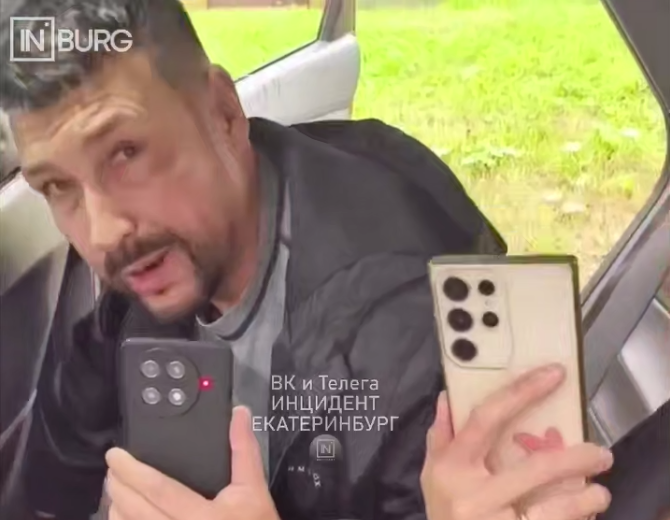 Такстист требует от мужчины и его супруги покинуть салон. Обе стороны конфликта ведут  съемку друг друга. Фото: Telegram-канал Инцидент Екатеринбург