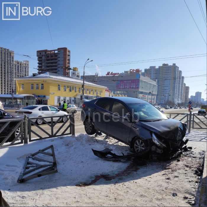 Водитель KIA едва не въехал в двери метро «Чкаловская» в Екатеринбурге