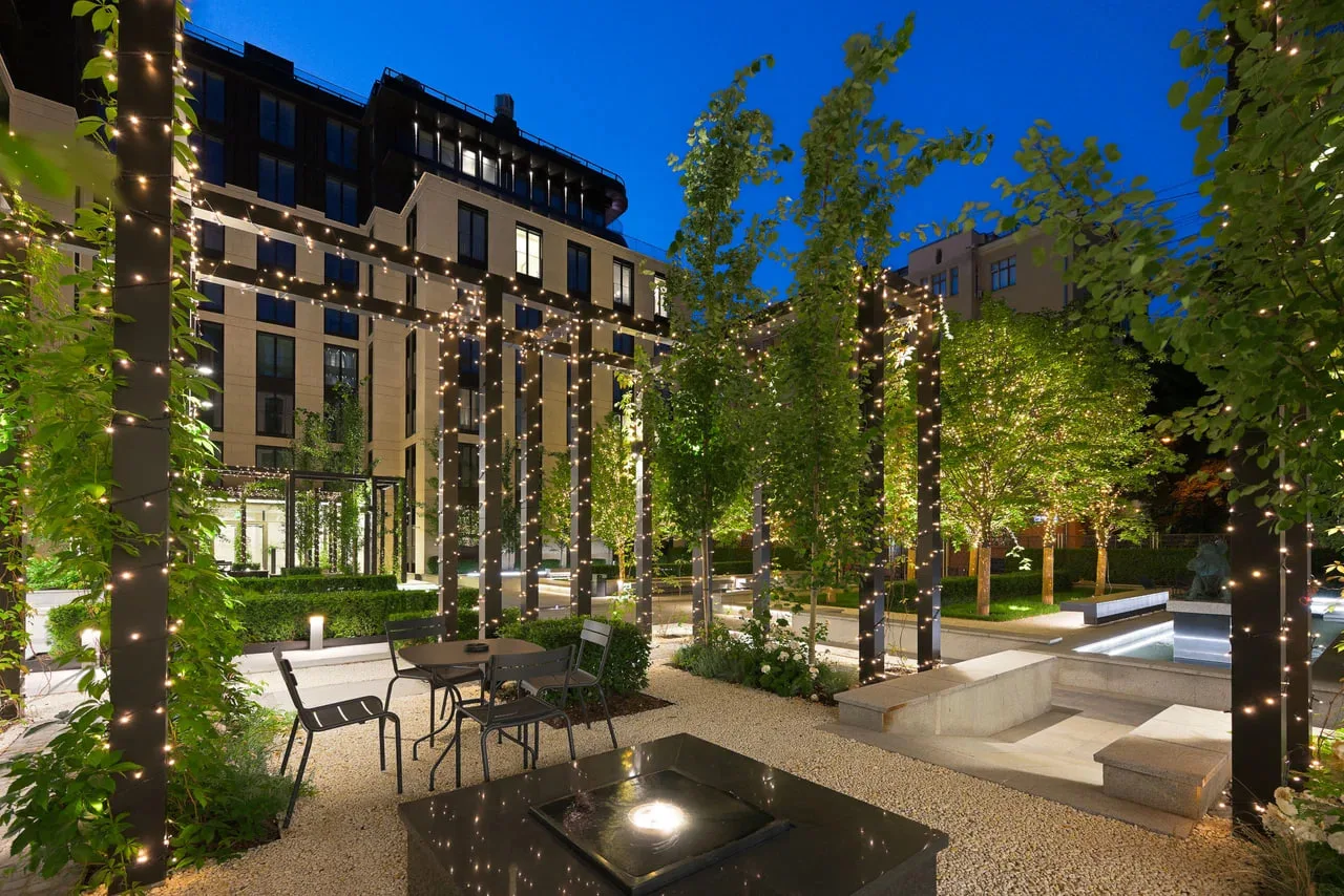 В элитном московском ЖК Turgenev Тверской суд изъял у Галицкого парковочное место, но при этом оставил ему квартиру площадью 253,4 квадратных метра, стоимость которой оценивается примерно в 1 млрд рублей. Именно эту недвижимость пыталась отсудить у бывшего мужа покойная ныне Алия Галицкая — объект до сих пор находится под арестом в рамках дела о разделе имущества,  пишет Baza. Фото: Baza в МАХ