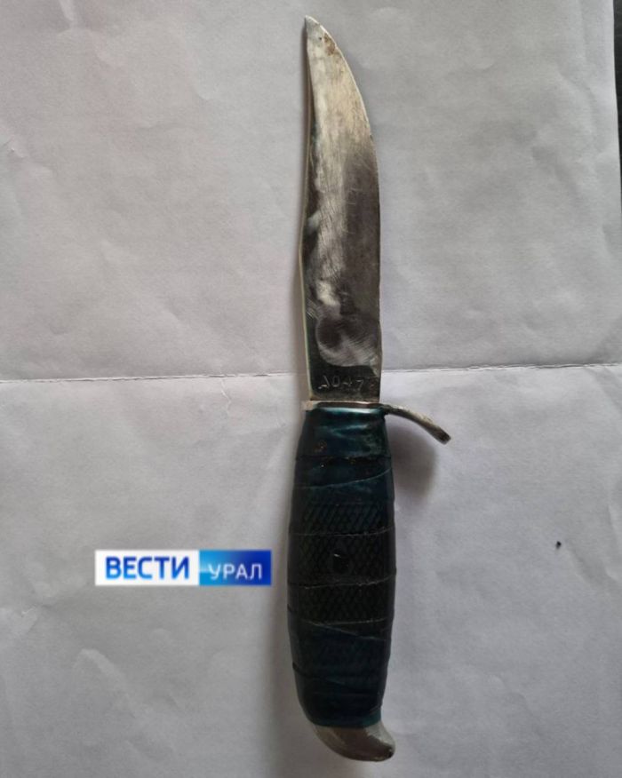 Предметы, изъятые у подростков во время обысков. Фото: Telegram-канал Екатеринбург ЧП/Вести-Урал