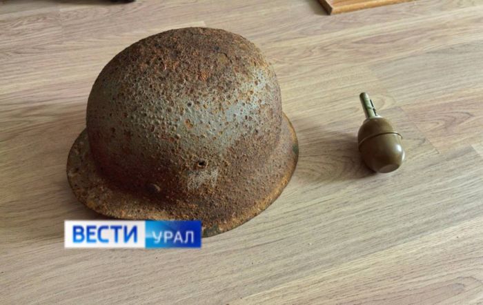 Предметы, изъятые у подростков во время обысков. Фото: Telegram-канал Екатеринбург ЧП/Вести-Урал