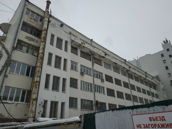 Здание эпохи конструктивизма на улице Воеводина,6 в Екатеринбурге в этом году лишили статуса ОКН. Фото: Ольга Маслова/Uralweb.ru