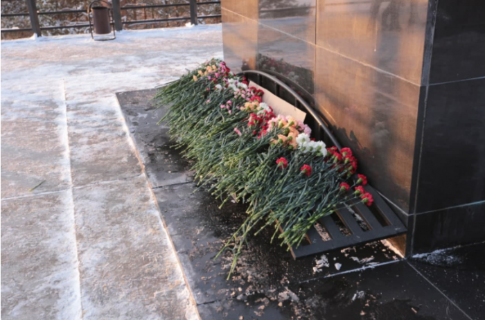  Стихийный мемориал в память о погибших горняках в Кемеровской области