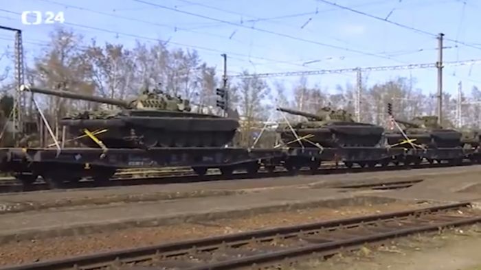Эшелон с танками из Чехии направляется на Украину. Фото: скрин видео You Tube