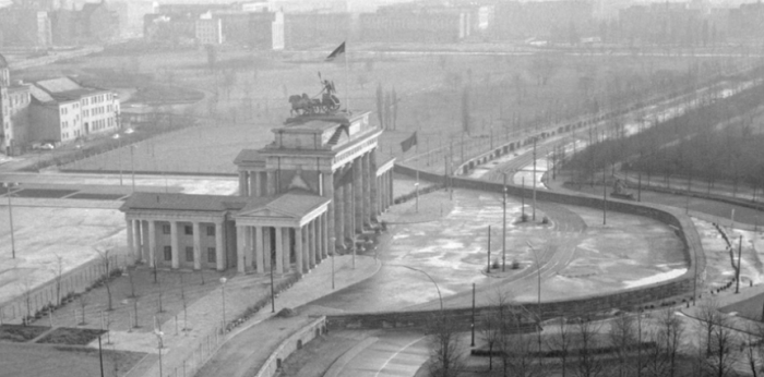 Берлинская стена у Бранденбургских ворот. Фото: скрин видео You Tube