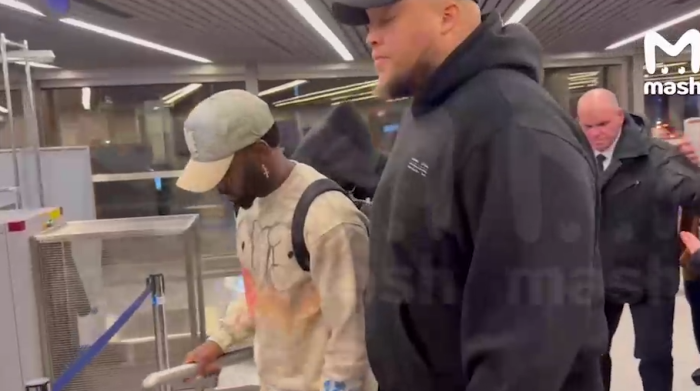  Встреча Деруло и его команды в аэропорту. Исполнитель добирался из США до Москвы больше суток. Вместе с ним в столицу прибыла команда из примерно 30 человек. Фото: скрин видео Telegram-канала Mash   