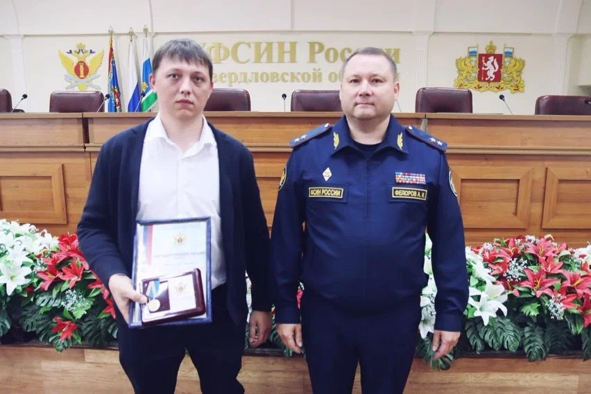 Начальник ГУФСИН Александр Федоров с волонтером РМК Денисом. Фото: пресс-служба ГУФСИН России по Свердловской области 