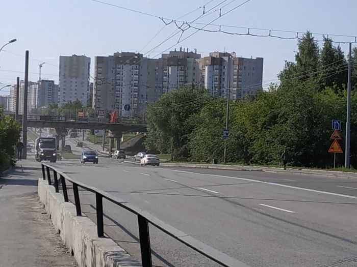 Место, где сняли верхний слой дорожного покрытия, заволокло пылью. Фото: Uralweb.ru 