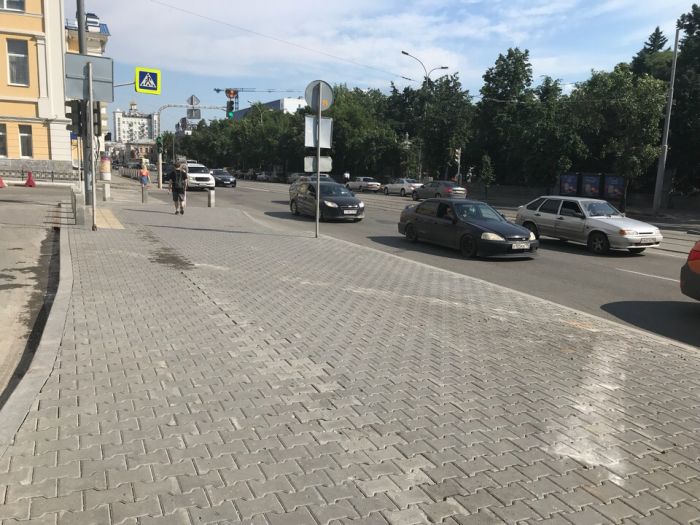 Тротуар возле торгового центра вновь стал удобным для пешеходов 