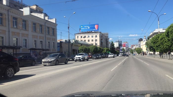 Центр Екатеринбурга встал в глухую пробку из-за мелкого ДТП