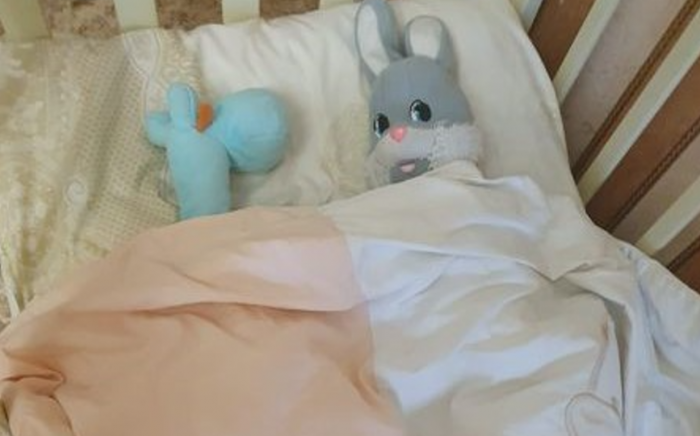 Перед выездом Соня уложила любимые игрушки в кроватку - спите, я скоро приеду. 