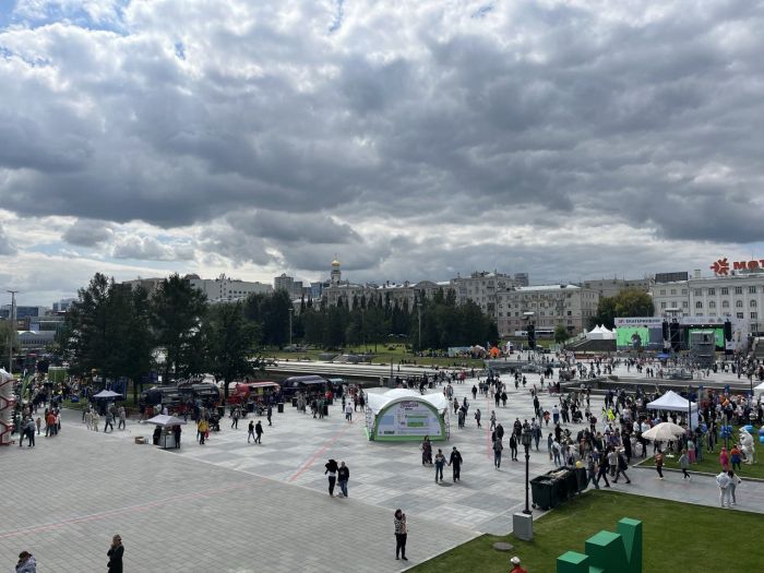 Полуобнажённые девушки, висящие на кране, замечены в центре Екатеринбурга