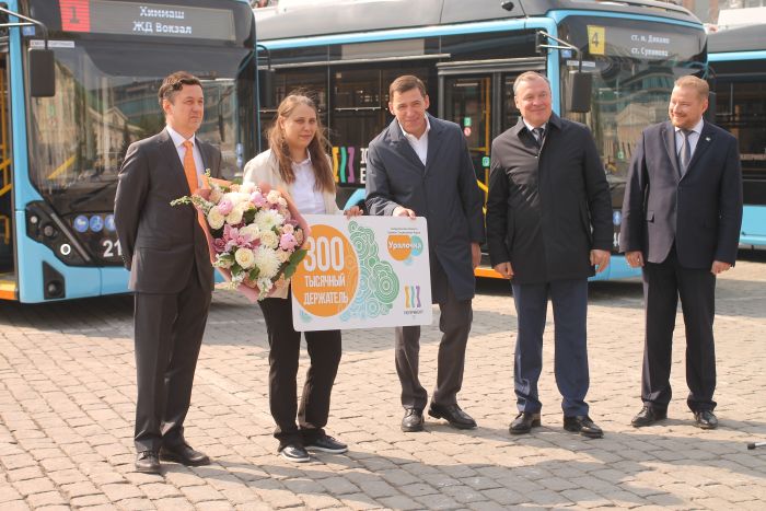 Губернатор в ходе церемонии также вручил водителю одной из новых машин Елене Сафроновой 300-тысячную единую социальную карту Уралочка.