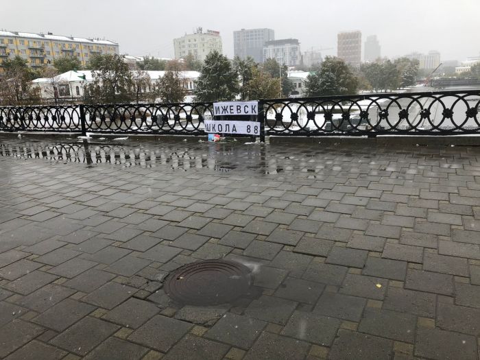 В центре Екатеринбурга появился народный мемориал в память о погибших после стрельбы в школе Ижевска