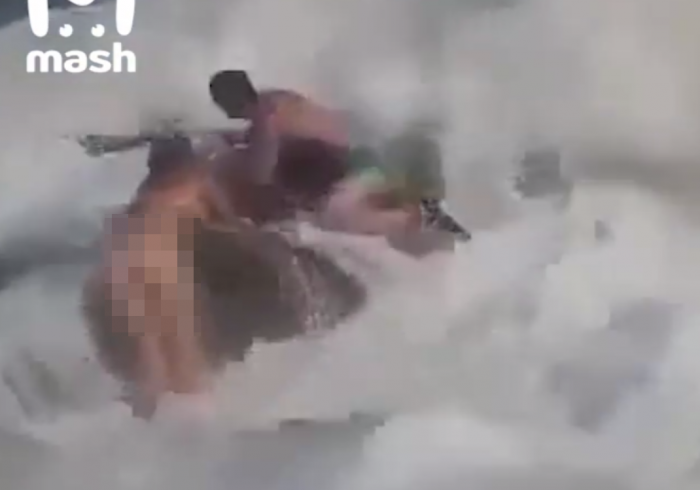 казалось бы парень уже спас девушку, но через секунду их накроет волна 