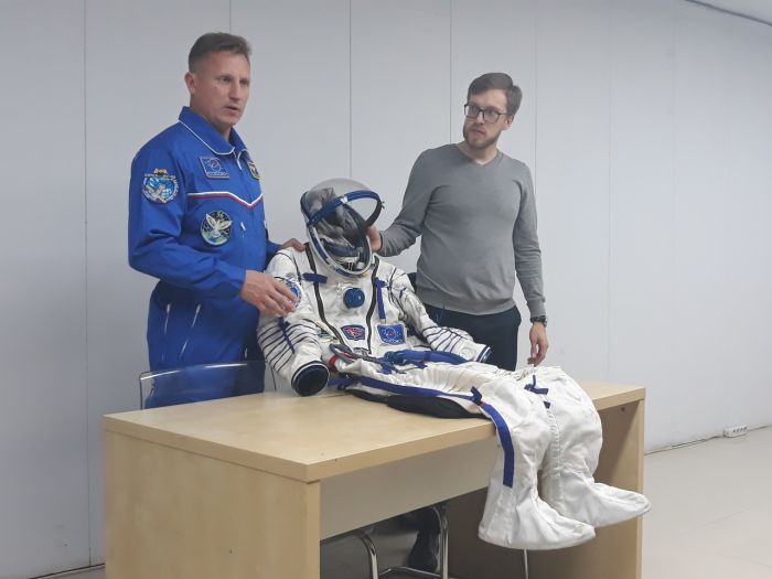 Сергей Прокопьев вместе с директором планетария Александром Изгагиным демонстрируют скафандр