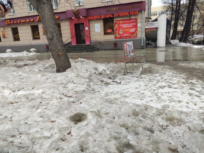 Снежная куча на улице Ленина. Фото: Юлия Аверина, Uralweb