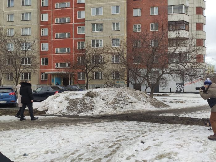 Куча снега, вызвавшая недовольство мэра. Фото: Юлия Аверина, Uralweb