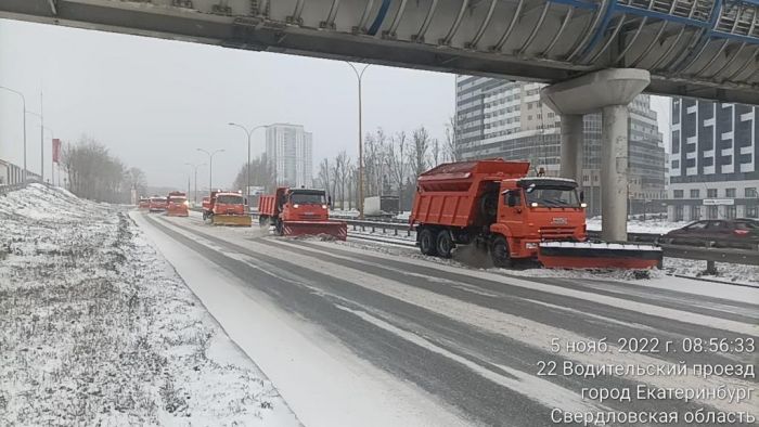 В Екатеринбурге коммунальщиков экстренно мобилизовали на уборку снега