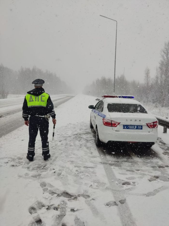 Свердловские трассы вновь засыпало снегом