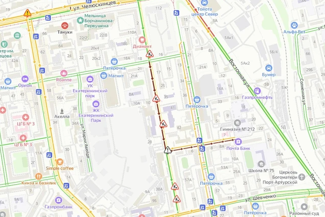В центре Екатеринбурга сразу три улицы оказались в пробках из-за ремонта дорог