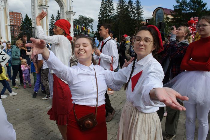 В Екатеринбурге прошёл фестиваль уличных театров «Лица улиц». Наш фоторепортаж